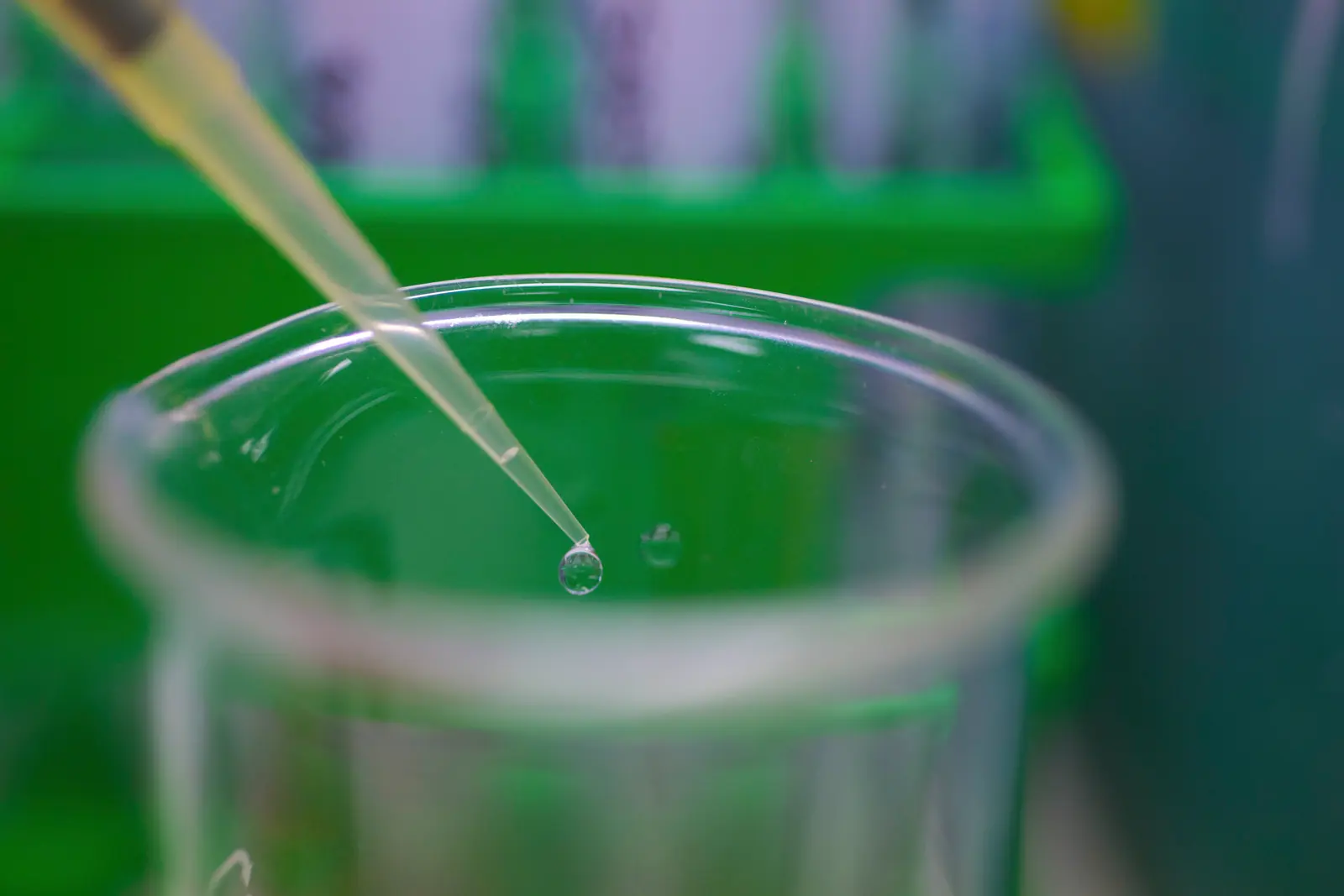 Laboratuvarda pipet ucundan beher içine damlatılan numune